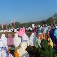 Shalat Idul Fitri berjamaah di Lapangan Desa Bendung